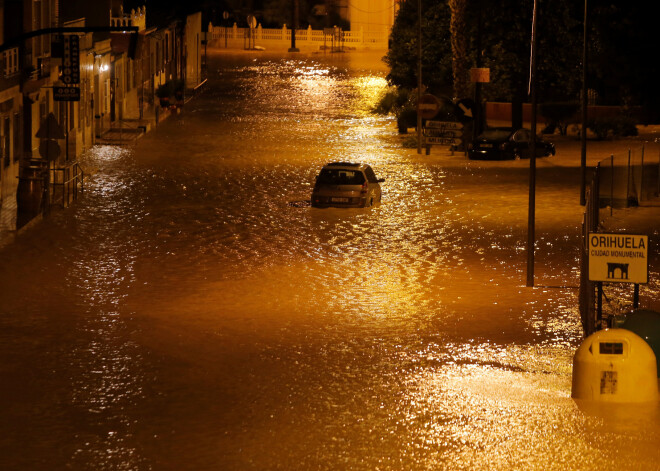 Atpūtnieku iecienītajā Spānijā plosās spēcīgas vētras; ir bojāgājušie