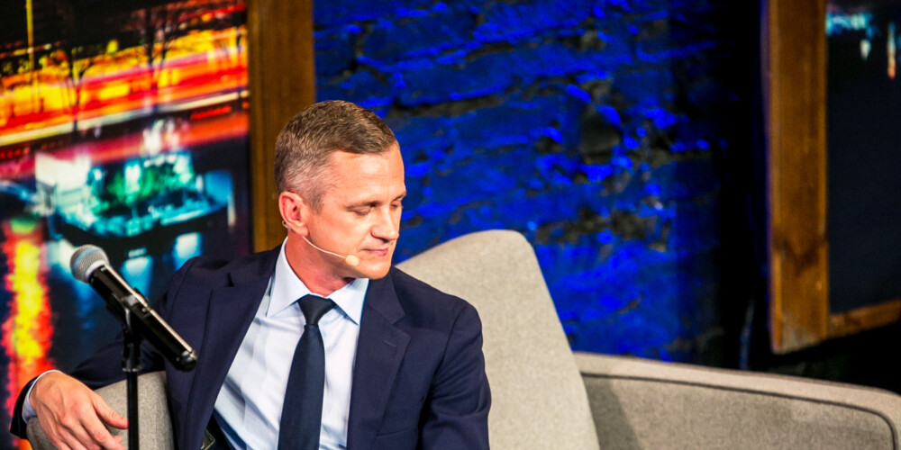 Jānis Skutelis ir komiķis, kas cilvēku smīdināšanā un izrāžu veidošanā Latvijā sevi apliecinājis jau vairāku gadu garumā. Kraliskā improvizācijas teātra (KIT) dibinātājs, vadītājs un improvizators. Kopš 2009.gada veido stāvizrādes (stand-up comedy), katru gadu piedāvājot publikai jaunu garadarbu. 2017. gadā tapa stāvizrāde - “ATKAL”. Kopš 2014. gada Jāņa Skuteļa vadībā top izklaidējošs raidījums “Pusnakts šovs septiņos” un papildus tam ir bijis iesaistīts arī citos televīzijas projektos, piemēram, “Valstī viss ir kārtībā” un “Skutelis IR studijā”.