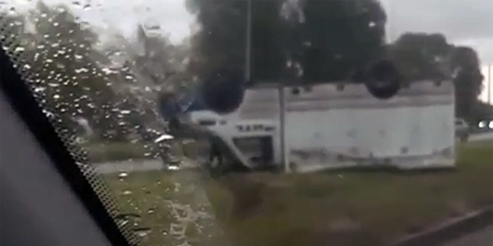 VIDEO: kravas auto Ziepniekkalnā nobrauc no ceļa un apgāžas uz jumta