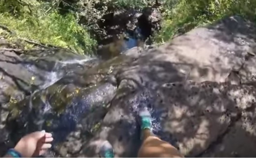 Случайно снятые. Поскользнулся на водопаде. Девушка упала в водопад. Девушка на водопаде случайно засняла. Женщина утонувшая на водопаде.