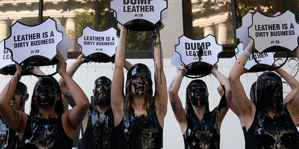 Klimata aktīvisti nobloķē ieeju Londonas modes nedēļas norises vietā