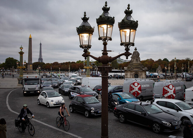 Parīzē streiko transporta sektora darbinieki, kuri iebilst pret valdības plāniem reformēt pensiju sistēmu