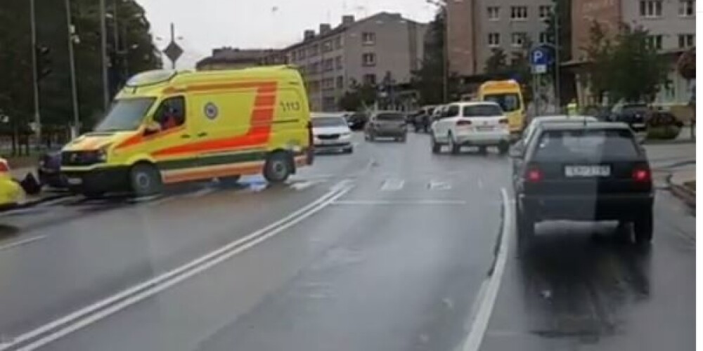 Pēc smagas autoavārijas Jelgavā slimnīcā nogādāta sieviete un divi bērni