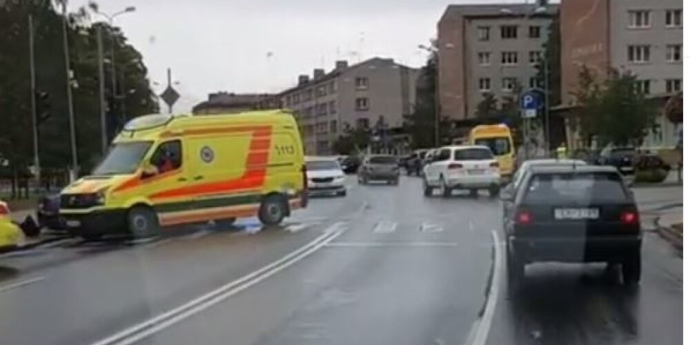 После тяжелой аварии в Елгаве в больницу увезли женщину и двух детей