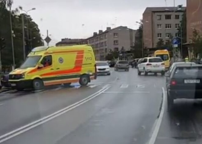 После тяжелой аварии в Елгаве в больницу увезли женщину и двух детей