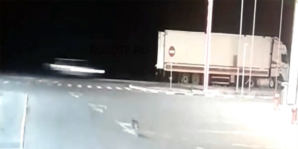 VIDEO: novērošanas kamera fiksējusi autovadītāja pēdējās dzīves sekundes pirms šausminošas avārijas