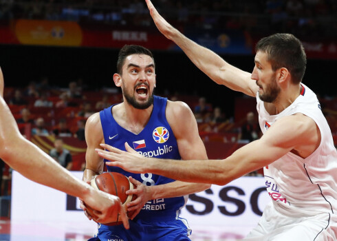 Čehu basketbolisti piekāpjas serbiem cīņā par piekto vietu