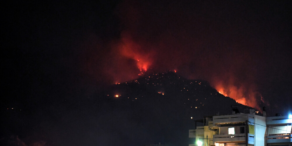 160 ugunsdzēsēji Atēnās cenšas savaldīt plašu meža ugunsgrēku