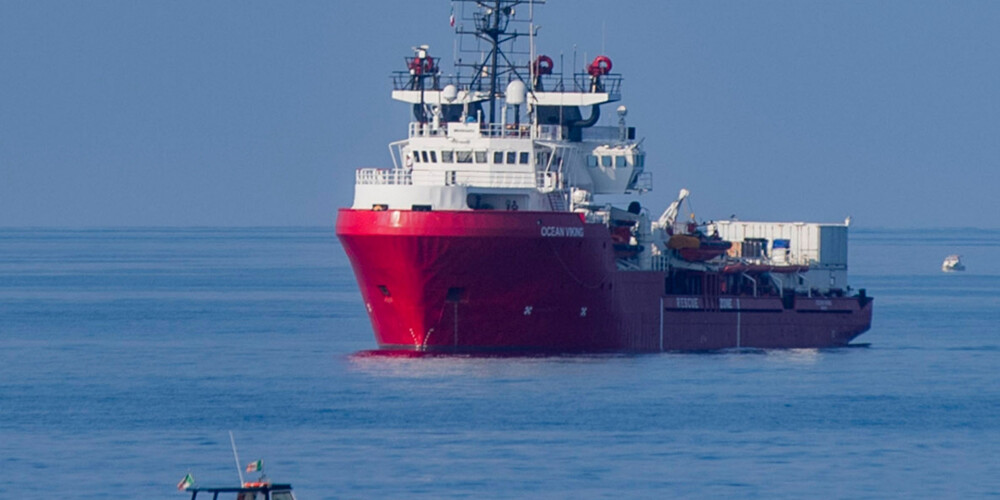 "Ocean Viking" atvestie 82 nelegālie imigranti izsēdināti Lampedūzā