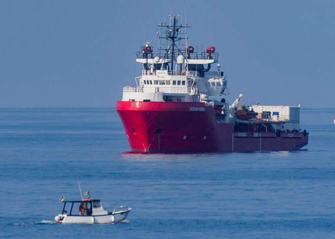 "Ocean Viking" atvestie 82 nelegālie imigranti izsēdināti Lampedūzā