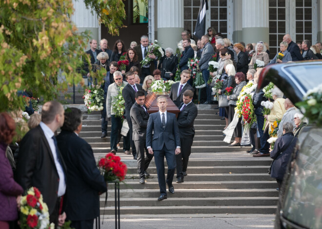FOTO: tuvinieki, kolēģi un draugi pēdējā gaitā pavada aktieri Imantu Skrastiņu