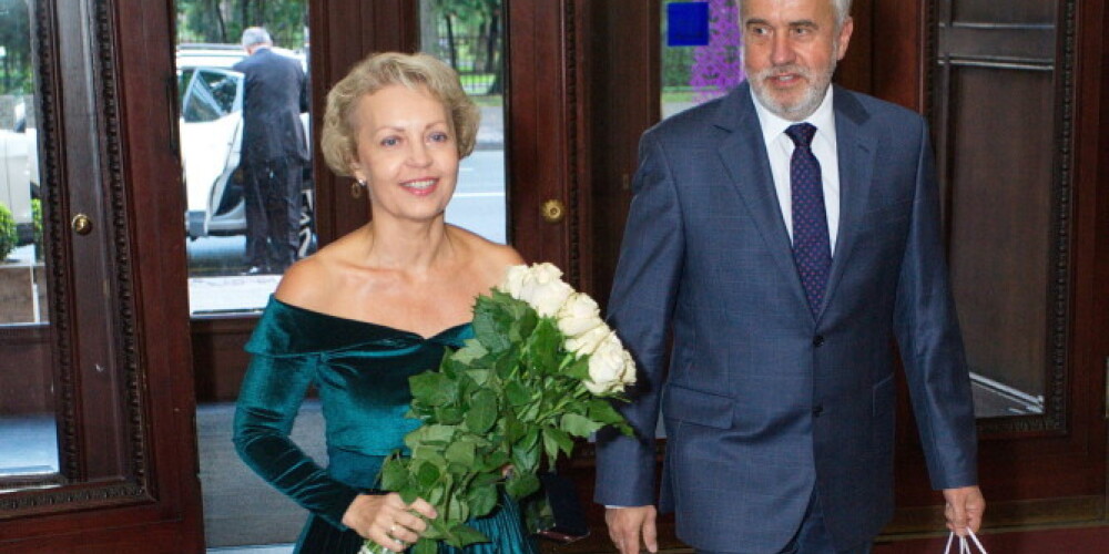 FOTO: viesi ierodas uz eksprezidenta Gunta Ulmaņa 80. dzimšanas dienas svinībām