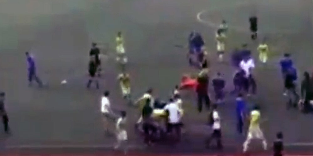 VIDEO: Mahačkalā starp jaunajiem futbolistiem uz laukuma izvēršas masu kautiņš