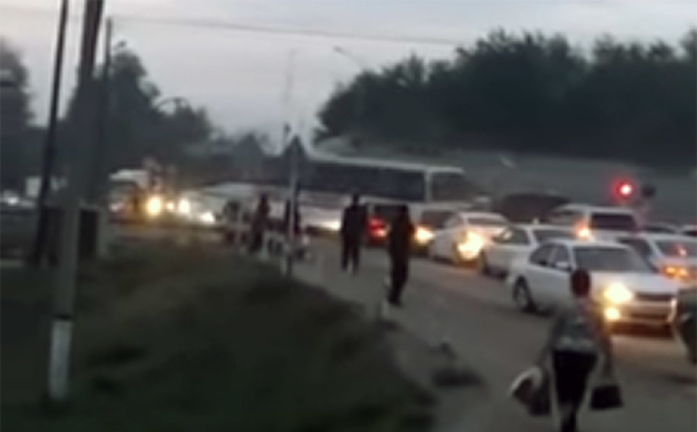 VIDEO: Kazahstānā vilciens milzīgā ātrumā ietriecas uz sliedēm stāvošā pasažieru autobusā