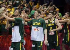 Lietuvas izlases basketbolisti sveicinās ar līdzjutējiem.