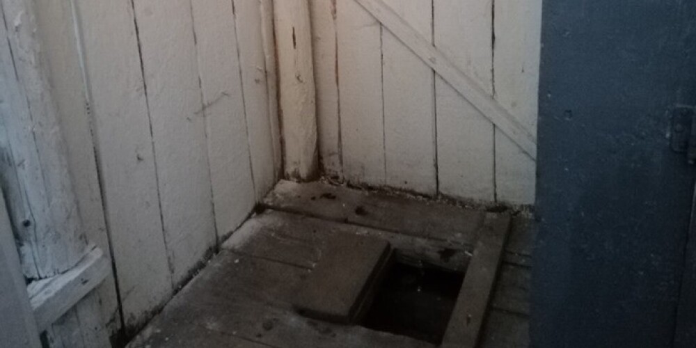 Бедный ребенок: первоклассник провалился в выгребную яму школьного туалета