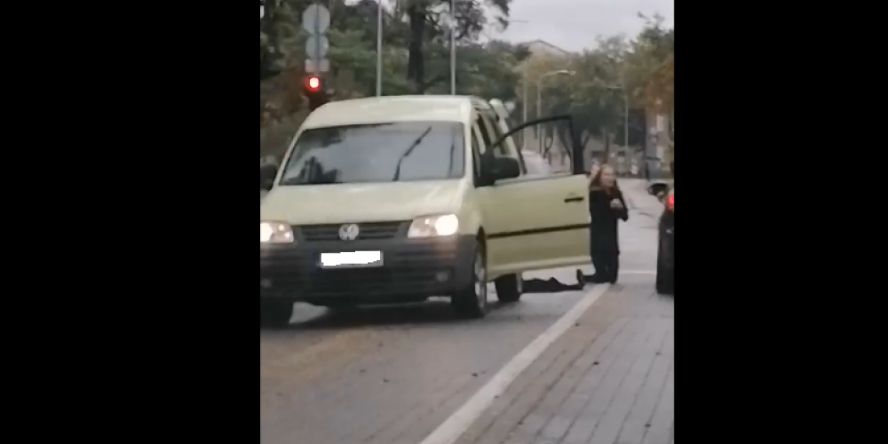 Видео: в Вентспилсе женщина заблокировала движение и устроила на дороге сцену