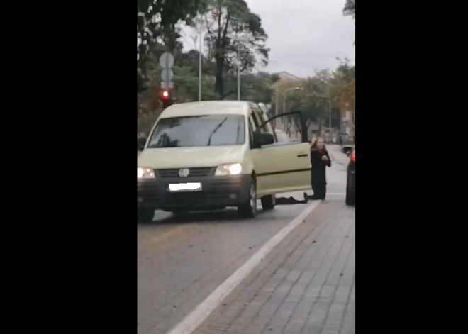 Видео: в Вентспилсе женщина заблокировала движение и устроила на дороге сцену