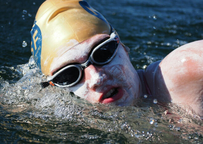 Sieviete četrreiz pēc kārtas pārpeld Lamanša šaurumu