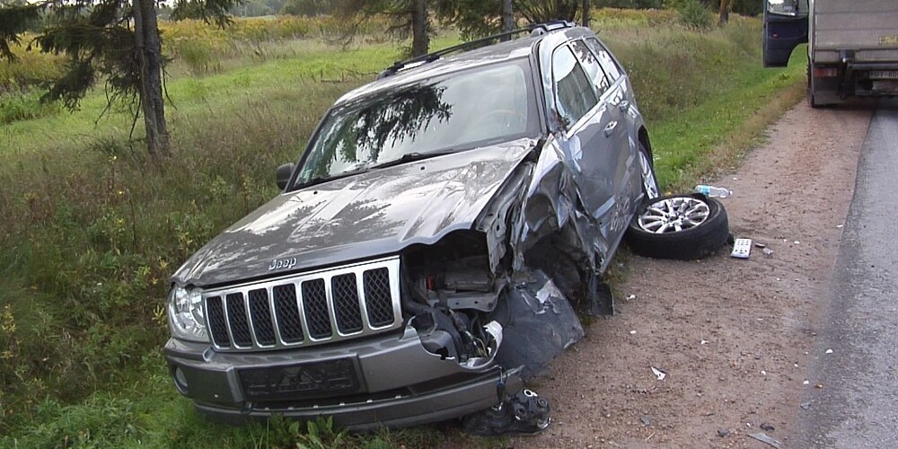 Второй день рождения: после столкновения с двумя фурами под Кекавой водитель Jeep не получила ни царапины