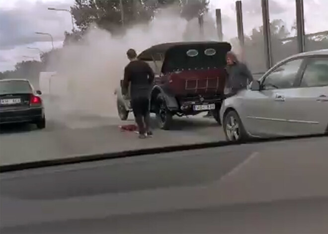 VIDEO: Pārdaugavā pie Kārļa Ulmaņa gatves aizdegusies retro automašīna