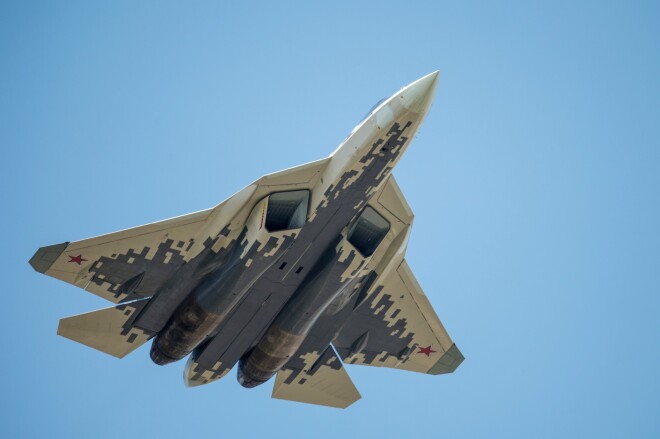 Krievu piektās paaudzes iznīcinātājs Su-57. Uzbūvēts 25 eksemplāros. Tikmēr Savienotās Valstis ir saražojušas 195 piektās paaudzes iznīcinātājus "F-22 Raptor "un vairāk nekā 400 vēl modernāko "F- 35 Lighning".