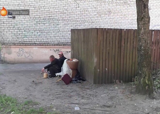 "Это не жизнь, это ужас!": Двор многоэтажки в Зиепниеккалнсе "захватили" бездомные