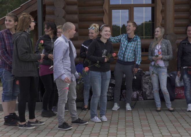 VIDEO: "Caur ērkšķiem uz..." dalībnieces neslēpj šoku, ieraugot savu jauno mājvietu