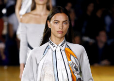 Modele Irina Šaika. "Burberry" pavasaris/vasara 2020 Londonas modes nedēļā.