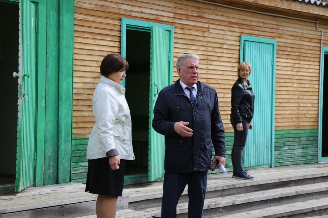 Krasnojarskas apgabala Bogučanskas pašvaldības vadītājs Vladimirs Sārs apseko rajona bērnu un skolēnu nometņu gatavību jaunajai sezonai.