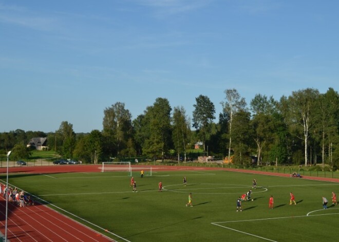 Pašvaldība Rugājos ūdenssaimniecības projekta vietā uzbūvējusi stadionu