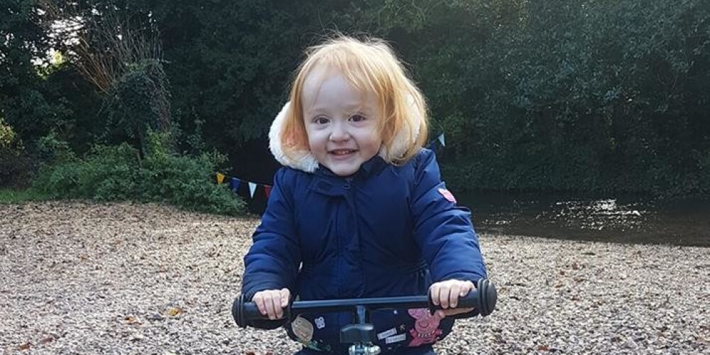 Trīs gadus veca britu meitenīte nomirst no vēža, ko ārsti diagnosticējuši kā aizcietējumu