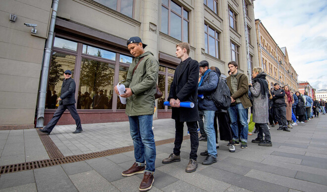 Vairāki populāri aktieri Maskavā sarīkoja viena cilvēka piketus pie prezidenta administrācijas.