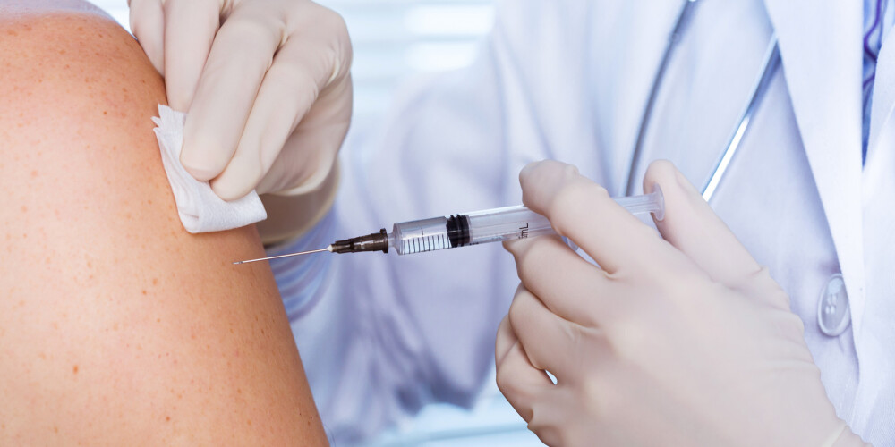 86 nāves gadījumi pērn raisa bažas infektologos: pret gripu iesaka vakcinēties jau tagad