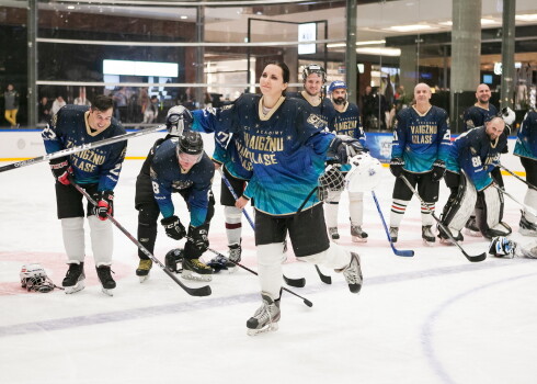 FOTO: Latvijas mūziķi lej sviedrus labdarības hokeja mačā dzīvnieku patversmes atbalstam