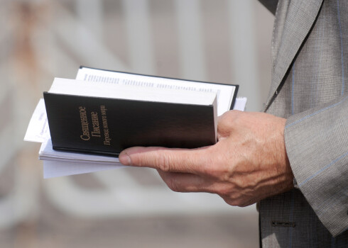 Krievijā sešiem Jehovas lieciniekiem "par miermīlīgu kristiešu lūgšanu" piespriests cietumsods