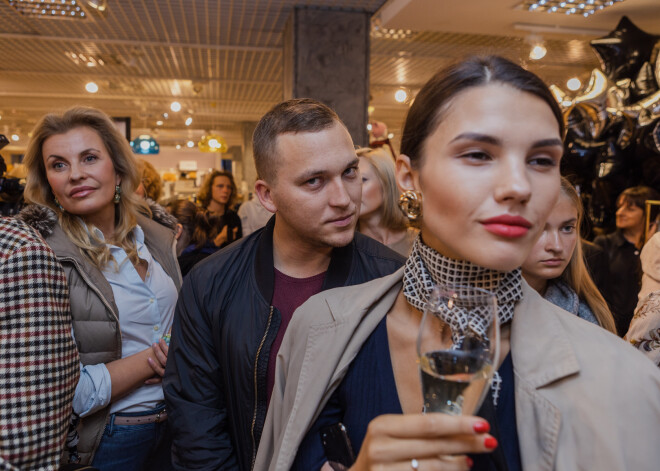 Ar vērienīgu šovu un slavenību klātbūtni tiek atklāta "Stockmann" modes telpa