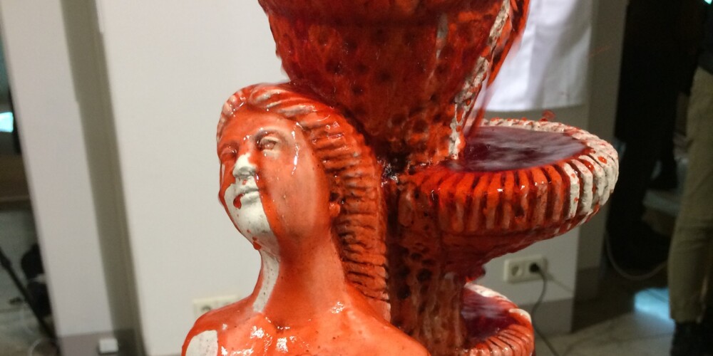 Фоторепортаж: Кровавый фонтан и Райнис с бутылкой водки на выставке к столетию Академии художеств