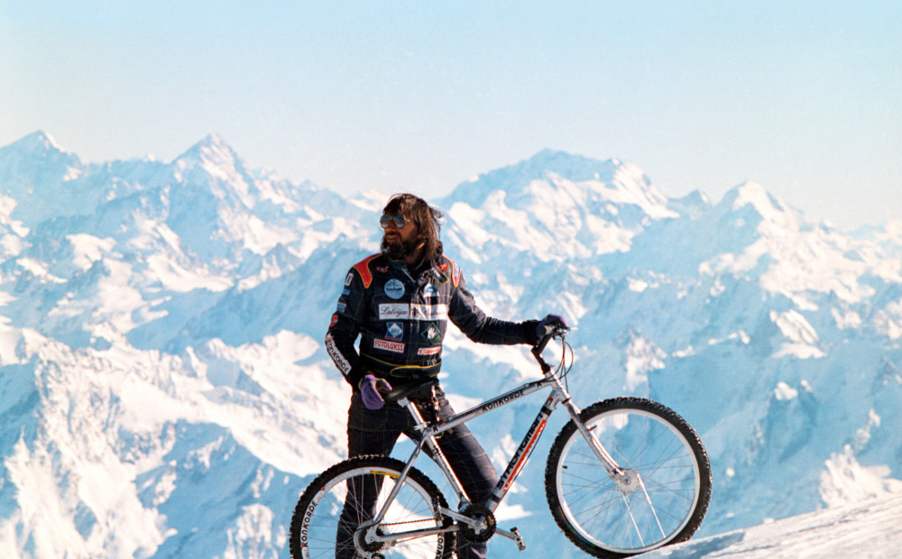 Kalnos ar riteni: latvietis, kurš ar velosipēdu iekarojis tūkstošiem metru augstas virsotnes