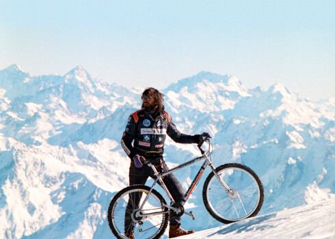 Kalnos ar riteni: latvietis, kurš ar velosipēdu iekarojis tūkstošiem metru augstas virsotnes
