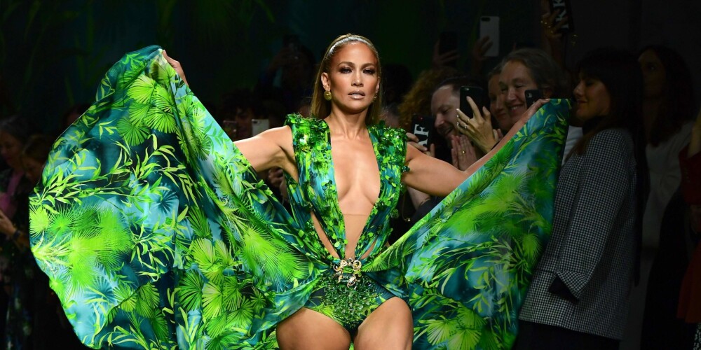 50-летняя Дженнифер Лопез произвел фурор на показе Versace в ремейке своего культового платья