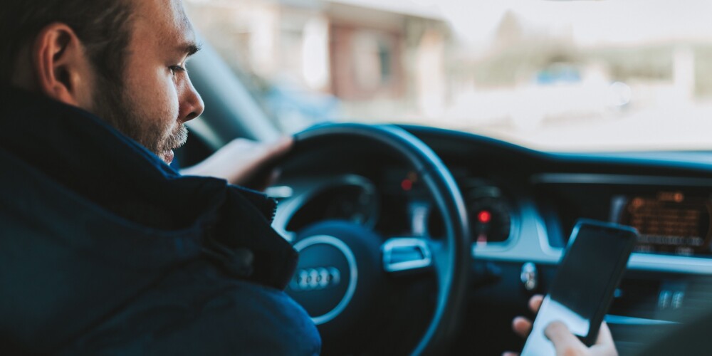 Latvijā 22% līdzbraucēju mudina autovadītāju nolikt mobilo telefonu brauciena laikā