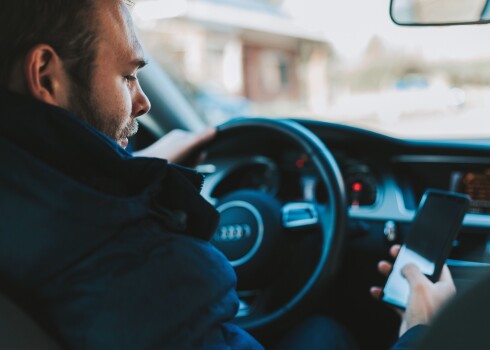 Visbiežāk par mobilo telefonu lietošanu pie stūres autovadītājiem aizrāda gados jauni cilvēki.