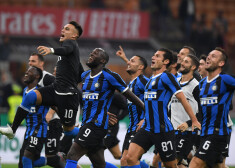 "Inter" futbolisti līksmo par panākumu.