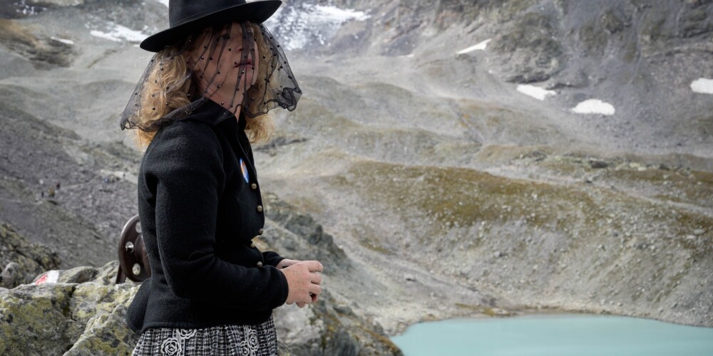 FOTO: bēru ceremonijā Šveicē par mirušu pasludināts izkusis ledājs