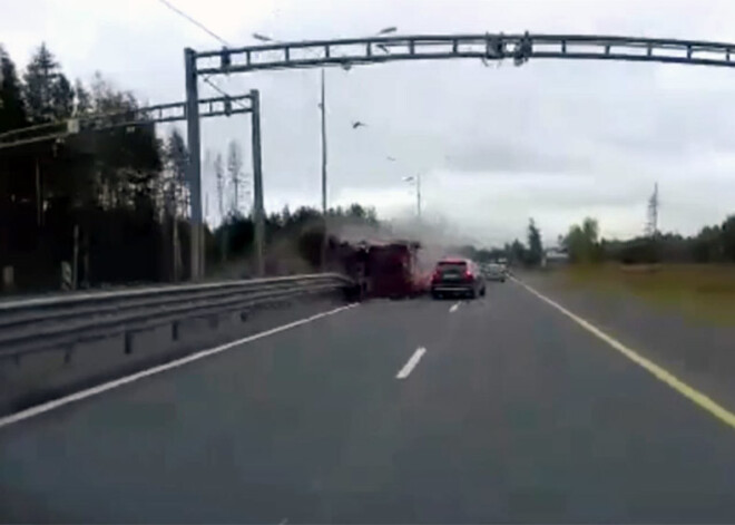 VIDEO: Krievijā šoferis brīnumainā kārtā izvairās no sadursmes ar pretī slīdošo kravas auto