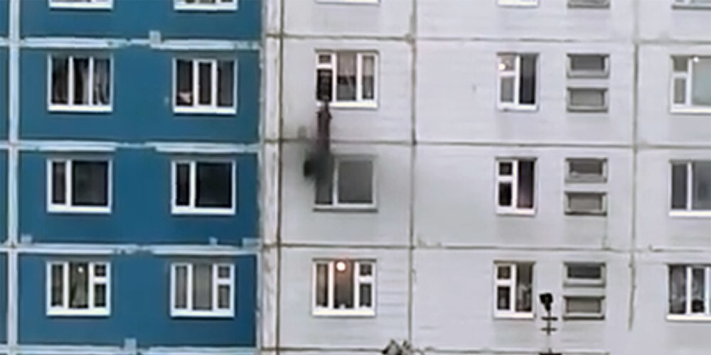 VIDEO: Krievijā vīrietis no degoša 5. stāva dzīvokļa caur logu izglābj meiteni