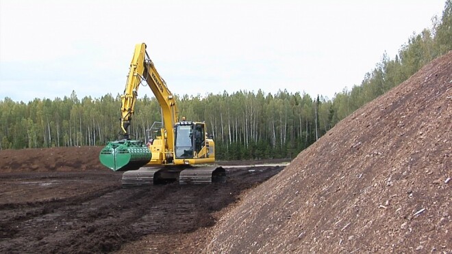 Болото и экскаватор на месте двойного убийства