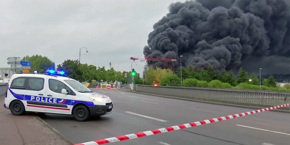 VIDEO: Francijas pilsētā Ruānā ar milzīgām liesmām deg ķīmisko vielu rūpnīca
