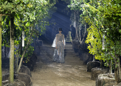 Dizainere "Dior" modes skati pārvērš dārzā - un kokus pēc tam sola iestādīt